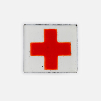 Kraagembleem van het Rode Kruis gedragen door François Hermanus Baars