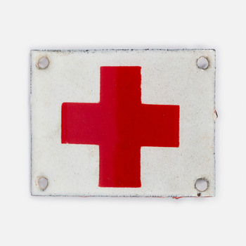 Rechthoekig geëmailleerd insigne van het Rode Kruis, gedragen door François Hermanus Baars