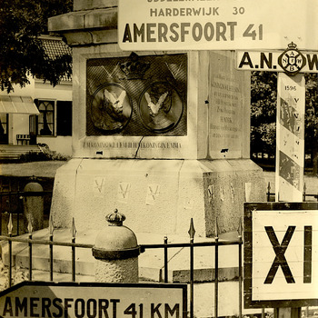 Foto van de 'De Naald' te Apeldoorn in de Tweede Wereldoorlog