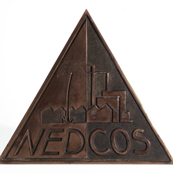 herinneringsbord met NEDCOS-embleem, in de vorm van een driehoek. 1e helft 20e eeuw.