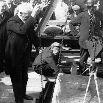 Laan van Kerschoten, eerste rioolbuis gelegd door Burg. R. Nepveu 18 mei 1934