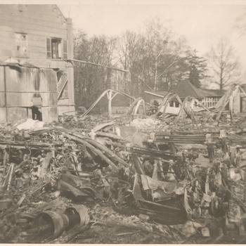 Foto van het bombardement van de sigarettenfabriek Turmac in Zevenaar in de winter 1944-1945