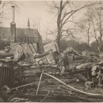 Foto van het bombardement van de sigarettenfabriek Turmac in Zevenaar in de winter 1944-1945