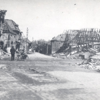 Foto van oorlogsschade in het centrum van Zevenaar, april 1945