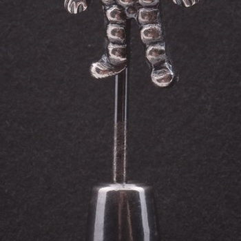 Speld van zilver met voorstelling van Flipje, uitgegeven t.g.v. 25 jarig dienstverband