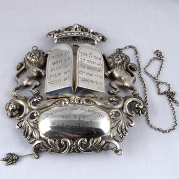 Thoraschild van zilver, afkomstig uit de synagoge te Tiel, vervaardigd door C.E. Held te Amsterdam, 1889,  werktitel