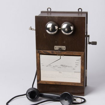 Telefoon in houten kast, gebruikt t.b.v. de riviercorrespondentie Tiel-Vuren van het Polderdistrict, vervaardigd door Ericsson, Stockholm  Zweden, 1930-1935