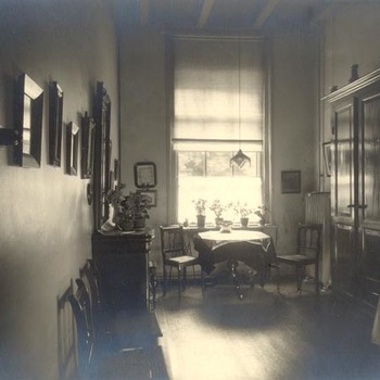 Kamer in het Oud Burger Mannen en Vrouwenhuis aan de Ambtmanstraat te Tiel, circa 1930