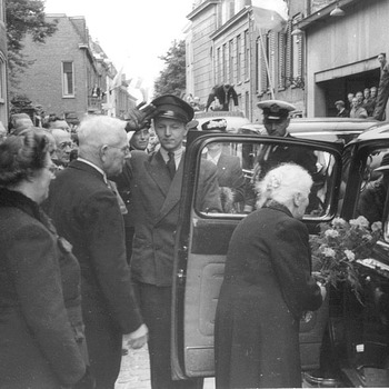 Huwelijk tussen twee bejaarde bewoners van het Oud Burger Mannen en Vrouwenhuis aan de Ambtmanstraat te Tiel, circa 1930