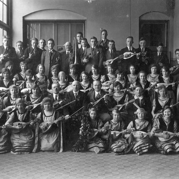 Groepsfoto van een Tiels Mandoline-orkest, circa 1926
