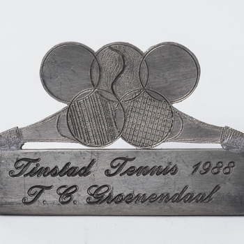 Aandenken in de vorm van een tinnen standaardje uitgegeven door tennisclub Groenendaal te Tiel, vervaardigd door tinfabriek De Blaecker te Tiel, 1988