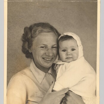Foto van Ada Cornelia barones van Pallandt met dochter Constance Liliane van Lynden