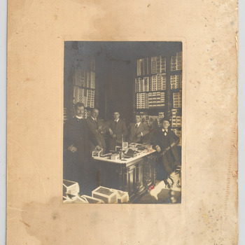 Foto van Willem Frederik Torck baron van Pallandt in een sigarenwinkel
