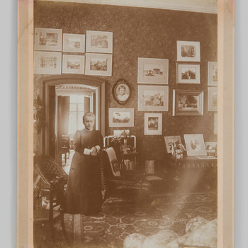 Foto van het interieur van huis Zypendaal met Alwina Agnes Clementina Bohlen