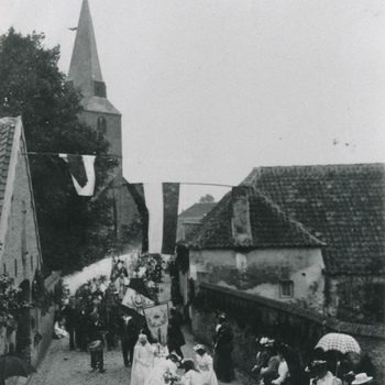 Processie op de hoek van de Langekerkstraat en de Walstraat in het jaar 1902