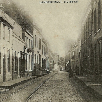 Langestraat ter hoogte van de voormalige bioscoop Apollo met pompende vrouw en tramrails in het straatwerk