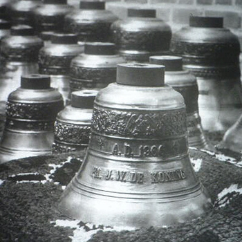 Klokken van het carillon van de O.L Vrouw ten Hemelopneming Geschonken door J.W. de Koningr
