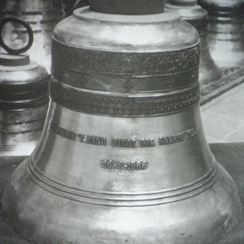 Klokken van het carillon van de O.L Vrouw ten Hemelopneming Geschonken door Parochie Huissen Zand r         r