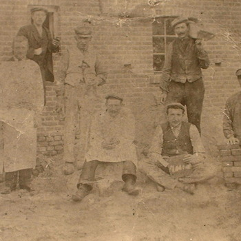 Personeel op de steenoven De Betuwe.Foto's van de steenfabriek Looveer