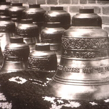 Klokken van het carillon van de O.L Vrouw ten Hemelopneming Geschonken door J.Peters (de Laak)