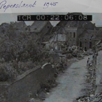 De in de oorlog verwoeste Peperstraat, gezien vanaf de dijk richting Vierakkerstraat.