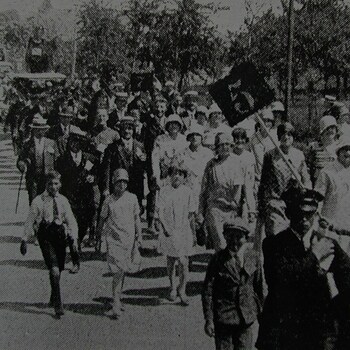 De Huissense mensen in de processie in Kevelaer Dld.