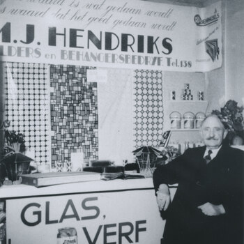 Tinus Hendriks in zijn verfwinkel in de Langestraat Huissen.