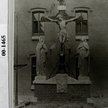 Beeldengroep op de grafkelder bij het Dominicanen klooster. De Kruisweg