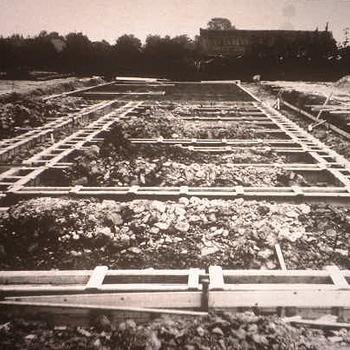 Fundamenten voor de flats aan de Stadswal in 1962