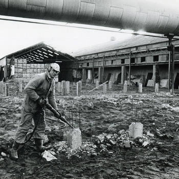 Zwart-wit foto van de sloop van steenfabriek Copera eigendom van Daams in Spijk 8 februari 1985.