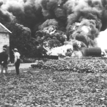 Duitse olietrein nabij Groessen in brand geschoten (1944).  WOII,