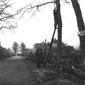 Geallieerde militairen bezig met het aanleggen van telefoon- en verbindingslijnen in de Dorpstraat.  WOII,wo