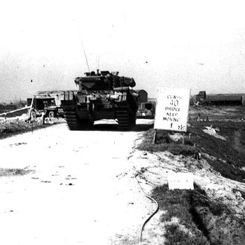 Voertuigen van het Canadese leger aan het einde van de Veerdam waar een ponton(bailey)brug lag  WOII.,wo