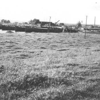 Een schipbrug op rijnaken. Na de inval van de Duitsers in 1940 in de IJssel gelegd, bij de Veerdam.  WOII  Brug.,