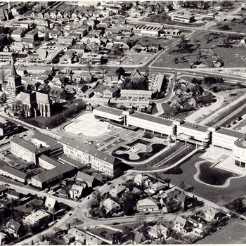Luchtfoto van Ede, 1977 9 met o.a. nieuwe Raadhuis)