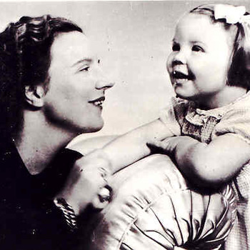 Koningin Juliana met Prinses Beatrix.