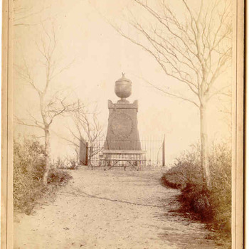 Monument Anna Maria Moens (hier nog met hek en bank)