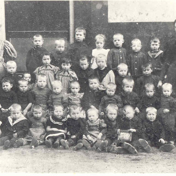 Kinderen van de bewaarschool aan de Bettekamp, in 1896