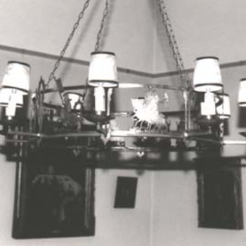 Hanglamp "Lichtkroon met miniaturen" smeedijzer, door Dijkhuis naar een ontwerp van Gerard van Haaften, 1942, Hengelo
