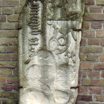 Epitaaf "Fragment van een grafplaat" natuursteen