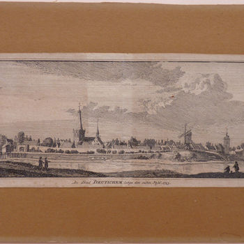 Gravure "De stad Deutinchem langs den ouden Yssel" op papier gedrukt naar een tekening van Jan de Beijer, 1743