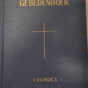 Gebedenboek op van papier getiteld 'Praktische wenken en raadgevingen voor de Lourdes-pelgrimstocht'  uitgave 1957