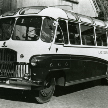 Zwart-wit foto van een autobus van de Lobithse Autodienst (L.A.D.) opgericht door de gebr. Hendriks ca. 1945-1955