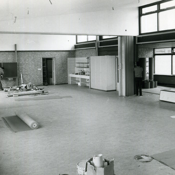 Zwart-wit foto tijdens de inrichting van de school De Tragellijn te Lobith ca. 1974