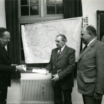 Zwart-wit foto van een afscheid van het Waterschap in Aerdt in 1976