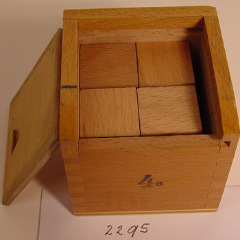 Doosje educatief speelgoed 4b van hout afkomstig van de kleuterschool van Oud-Zevenaar circa 1950
