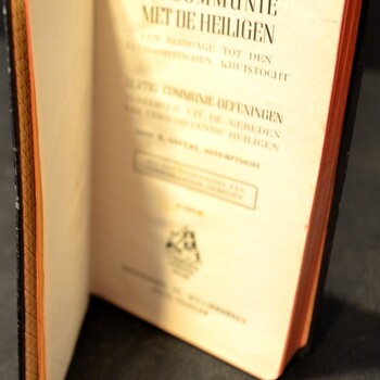 Gebedenboek op papier getiteld 'Te communie met de heiligen'  door N. Govers  Steyl-Tegelen 1946