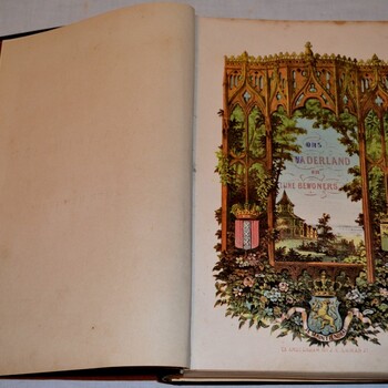 Boek op papier met een kaft van linnen getiteld 'Ons Vaderland en zijne bewoners' door A.J. van der Aa, Amsterdam 1857
