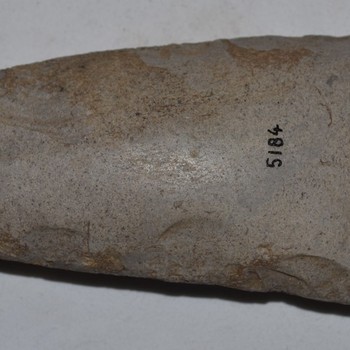 Vuistbijl van steen geslepen neolithisch
