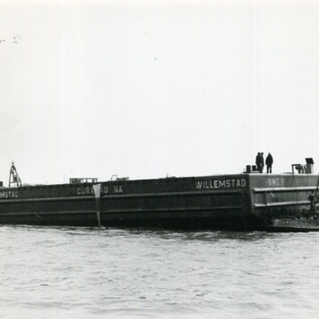 Zwart-wit foto van ponton UMC 1 Willemstad in Tolkamer 1979